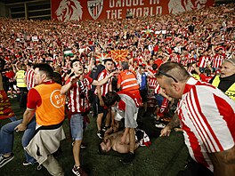 Bezprostední radost na stadionu v Seville. Nkteí fanouci utrpli zranní,...