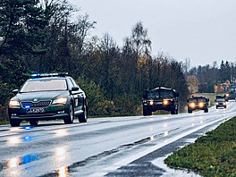 koda Superb litevské vojenské policie v ele vojenské kolony