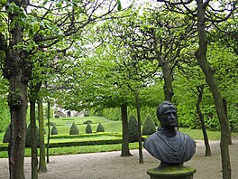 Bronzová busta iniciátora pemny Podzámecké zahrady v krajináský park:...