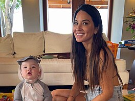 Olivia Munnová a její syn Malcolm (8. bezna 2023)