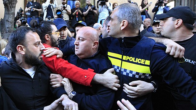 Nkolik tisc lid demonstrovalo v centru Tbilisi u sdla parlamentu, kter zaal projednvat kontroverzn nvrh zkona o zahraninm vlivu. (16. dubna 2024)
