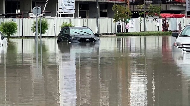 Po extrmnch zplavch jsou Dubajsk ulice stle pod vodou