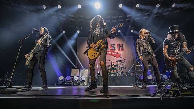 Americk kytarista Slash koncertuje s uskupenm Slash featuring Myles Kennedy and The Conspirators. Vystoupili ped tiscovkami nadench divk v takka zaplnn brnnsk Winning Group Aren. (18. 4. 2024) 