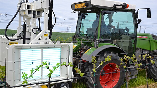 Traktor se specilnmi UV panely zkou vinai ve Velkch Blovicch na Beclavsku vyut k ochran vinn rvy ped mrazem.