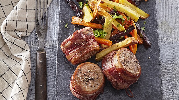 Steak z vepové panenky ve slanin se zeleninovými hranolkami