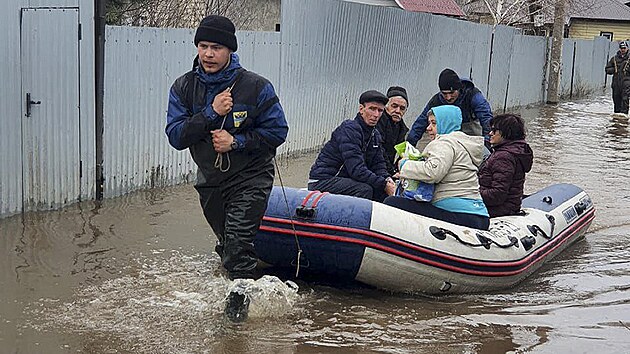 V ruské Orenburské oblasti pokraují povodn a eka Ural v Orenburgu dál...