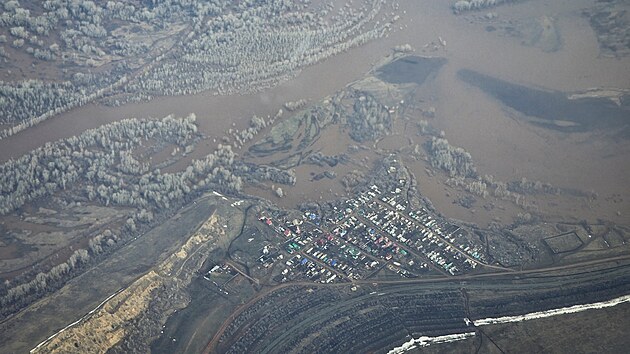 V rusk Orenbursk oblasti pokrauj povodn a eka Ural v Orenburgu dl stoup. Nejhor zplavy za posledn desetilet vyvolal rychle tajc snh z poho Ural. (9. dubna 2024)