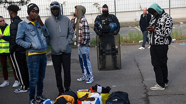 Francouzsk etnictvo vyklidilo v oputnm sdle firmy ve Vitry-sur-Seine na jinm pedmst Pae nejvt squat v zemi. (17. dubna 2024)