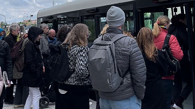 Lid nastupuj do nhradnho autobusu X1 na Hradansk. (18. dubna 2024)