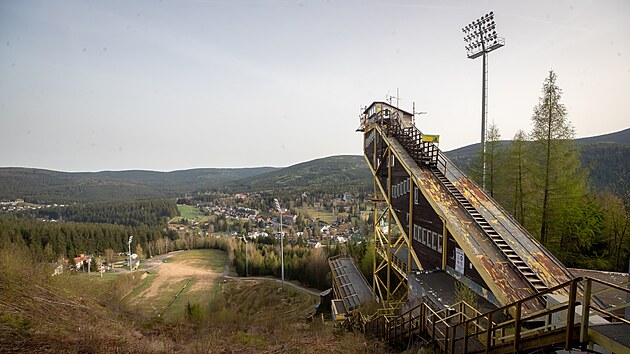 Skokansk� m�stky v Harrachov� u� roky viditeln� ch�traj�.
