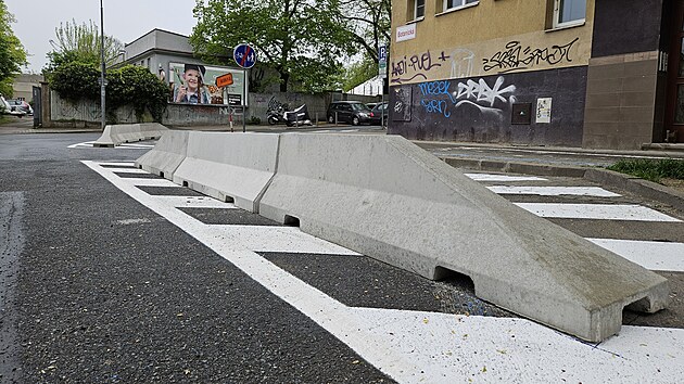 Na nkolika mstech v irm centru Brna se na pr destek hodin objevily k pekvapen obyvatel i politik betonov ztarasy proti parkovn.