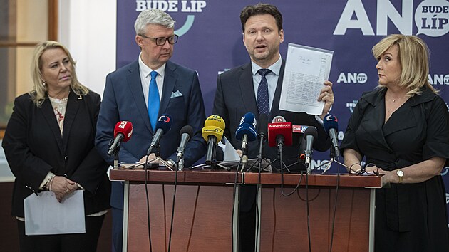 Tiskov konference hnut Ano k Migranmu paktu. Zleva Klra Dostlov, Karel Havlek, Radek Vondrek a Alena Schillerov (18. dubna 2024)