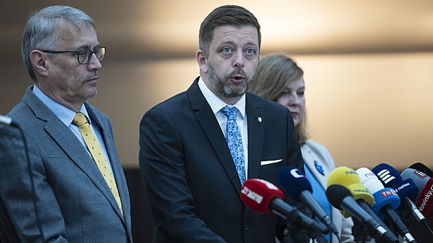 Tiskov� konference hnut� STAN k Migra�n�mu paktu. Na sn�mku zleva Martin Dvo��k, V�t Raku�an a Lucie Pot��kov�. (18. dubna 2024)