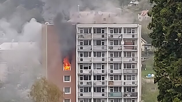 V eleznm Brod na Jablonecku ho byt v panelovm dom. Z oken lehaj vysok plameny. (15. dubna 2024)