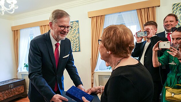 Petr Fiala ve Washingtonu udlil medaili Karla Krame dcei Milady Horkov Jan Knsk. (15. 4. 2024)