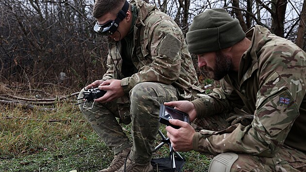 Ukrajint opertoi dron trnuj nedaleko frontov linie v Donck oblasti. (16. listopadu 2023)