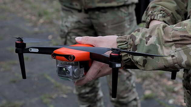 Bezpilotn letoun v rukou vojka, kter se astn kurzu opertor dron v Odse na jihu Ukrajiny. (7. nora 2024)