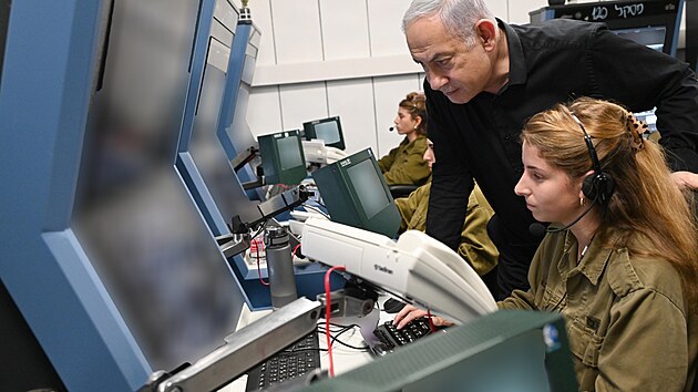 Premiér Benjamin Netanjahu pi návtv znovuotevené vojenské základny Nahal...