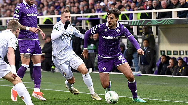 Luca Ranieri z Fiorentiny u míe napadaný plzeským Matjem Vydrou.