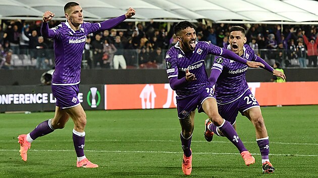 Fotbalisté Fiorentiny slaví gól proti Plzni.