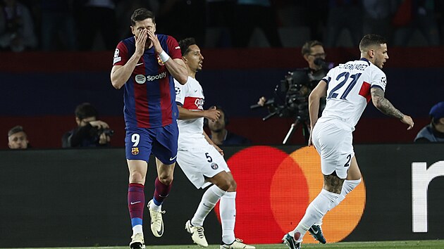 Zklamaný Robert Lewandowski v utkání Barcelony s Paris St. Germain.