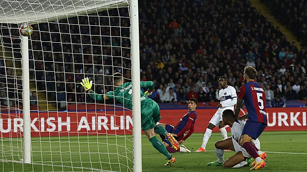 Ousmane Dembélé z PSG skóruje v utkání s Barcelonou.