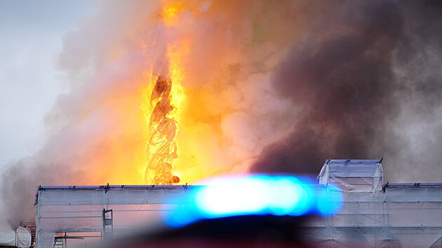 Ohe se íí po stee historické budovy burzy v Kodani (16. dubna 2024)