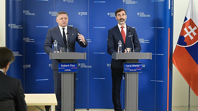 Slovensk premir Robert Fico na tiskov konferenci se fem diplomacie SR Jurajem Blanrem, kde se vyjdili k migranmu paktu EU. (16. dubna 2024)