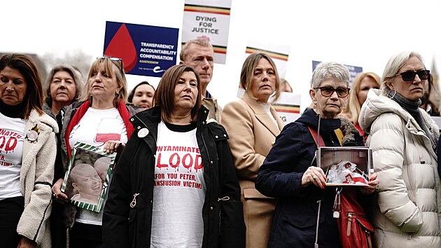 Demonstrace ve Westminsteru ve Velk Britnii, kde lid chtj prosadit odkodnn obtem skandlu s infikovanou krv.