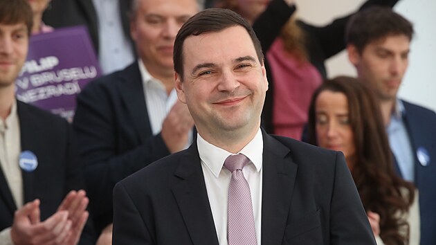 P�edseda Motorist� sob� Petr Macinka na tiskov� konferenci k p�edstaven� spole�n� kandid�tn� listiny do evropsk�ch voleb s hnut�m P��saha (11. dubna 2024)