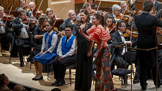 Z koncertn�ho proveden� Jan��kovy opery P��hody li�ky Bystrou�ky �eskou filharmoni� s dirigentem Jakubem Hr��ou