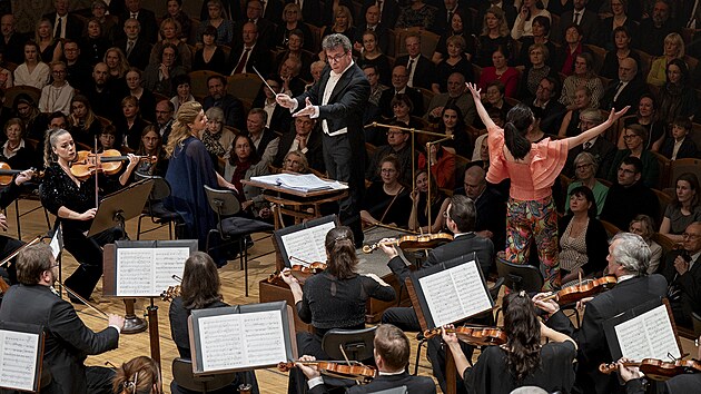 Z koncertn�ho proveden� Jan��kovy opery P��hody li�ky Bystrou�ky �eskou filharmoni� s dirigentem Jakubem Hr��ou