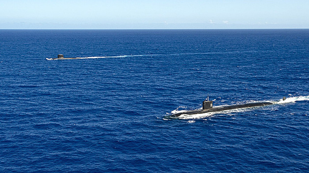 ton ponorky, bli je americk USS Asheville (tda Los Angeles), vzdlenj je francouzsk meraude (tda Rubis).