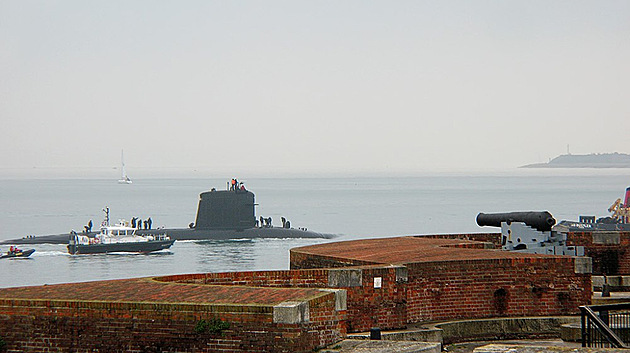 Amthyste (S604), ton ponorka tdy Rubis, vplouv na britskou nmon zkladnu Portsmouth. Fotografovno ze star poben pevnosti Southsea Castle.