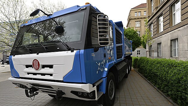 Prototyp tkho nkladnho vozu pohnnho elektrickm traknm motorem v kombinaci s vodkovmi palivovmi lnky Tatra Force e-Drive.