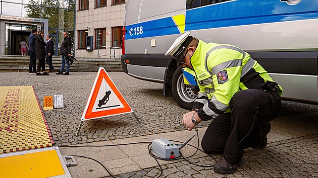 Krajtí policisté dostali nové váhy, které umoní odhalit více petíených...