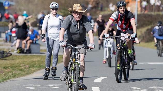 Cyklisté, bruslai i kolobkai a také chodci a bci. Modanská cyklostezka...