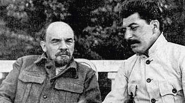 Dikttoi vchodu  Vladimir Ilji Lenin a Josif Vissarionovi Stalin, kter v roce 1924 po lednov smrti prvn jmenovanho pevzal ote moci v SSSR.