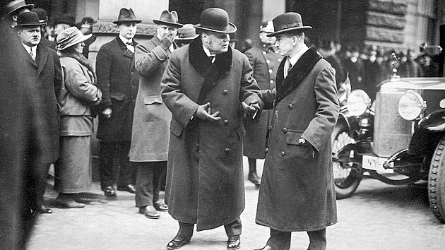 Ministersk pedseda Antonn vehla (vlevo) a ministr zahrani Edvard Bene pichzej po mrt bvalho prezidenta USA Woodrowa Wilsona na smuten setkn v obecnm dom v Praze 10. nora 1924. v eskoslovensku tehdy vldla tzv. venrodn koalice, kter se kalo Ptka a do n patily Republiknsk strana zemdlskho a malorolnickho lidu, eskoslovensk sociln demokratick strana dlnick, eskoslovensk strana nrodn socialistick, eskoslovensk strana lidov a eskoslovensk
nrodn demokracie.