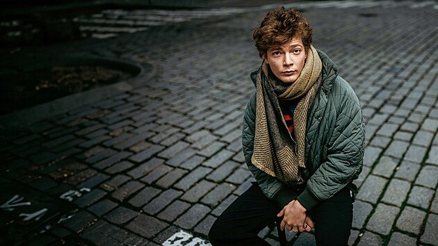 V �noru uplynulo 43 let od chv�le, kdy pra�sk� krimin�lka ve sklen��sk� d�ln� v Nusl�ch zatkla nen�padn�ho mlad�ka Ladislava Hojera, z n�ho� se vyklubal jeden z nejd�siv�j��ch vrah� na�� historie. Nep��li� inteligentn� mu�, kter� brut�ln� zavra�dil nejm�n� p�t �en a skoro dv� des�tky zn�silnil,
skon�il nakonec na popravi�ti. P��pad � v�jime�n� tehdy i vztahem mezi vrahem a vy�et�ovatelem Ji��m Markovi�em � nyn� znovu o�il v cen�n�m televizn�m seri�lu Metoda Markovi�: Hojer. Vy�inut�ho vraha bravurn� ztv�rnil mlad� herec PETR UHL�K.