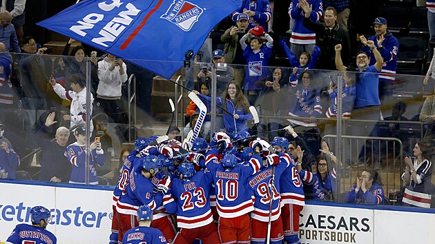 Hokejisté New York Rangers slaví s fanouky.