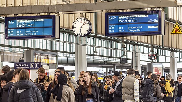Ukazatele asu odjezd vlak na hlavním nádraí v nmeckém Stuttgartu (2.dubna...