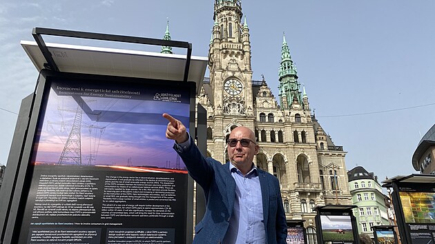 Autorem výstavy ped libereckou radnicí je uznávaný archeolog Miroslav Bárta.