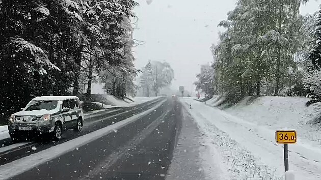 Snh zasypal umavu, na Lipensku je nesjzdn silnice kvli uvzlm kamionm