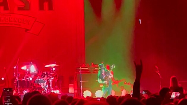 Americk kytarista Slash bavil davy fanouk na brnnskm koncertu
