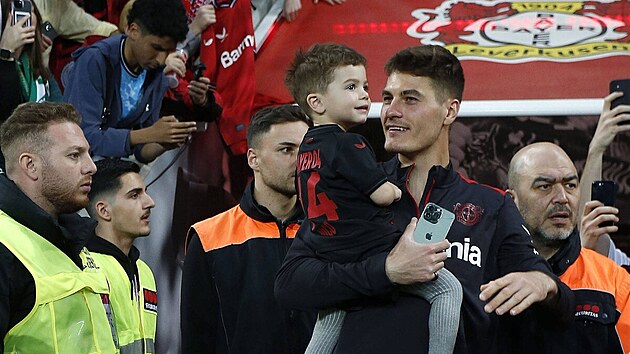 esk tonk Patrik Schick se synem Nicolasem po zisku bundesligovho titulu s Leverkusenem.