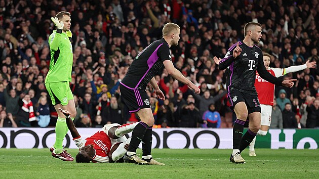 Bukayo Saka z Arsenalu se pokou vymodlit penaltu v souboji s brankem...