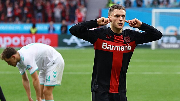 Florian Wirtz z Leverkusenu se raduje z jedn ze t branek v zpase proti Brmm, ve kterm si Bayer definitivn zajistil titul.