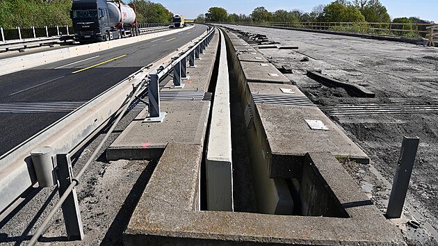 SD zahjilo opravy mostu na dlnici D1 mezi obcemi Velk Albrechtice a Bravantice na Novojinsku. (12. dubna 2024)