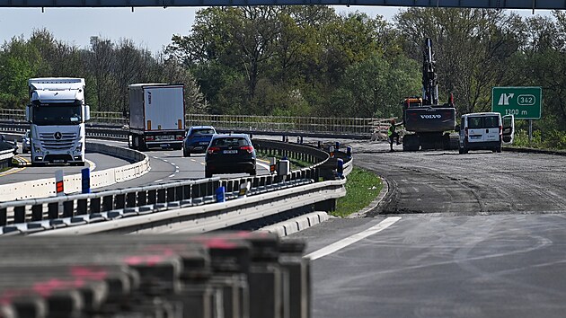 SD zahjilo opravy mostu na dlnici D1 mezi obcemi Velk Albrechtice a Bravantice na Novojinsku. (12. dubna 2024)